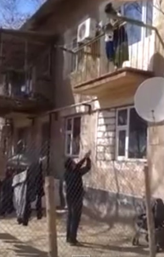 ช็อก แม่ขี้เกียจลงบันได จับลูกโยนลงจากชั้น 2 ให้พ่อรอรับด้านล่าง ช็อก แม่ขี้เกียจลงบันได จับลูกโยนลงจากชั้น 2 ให้พ่อรอรับด้านล่าง