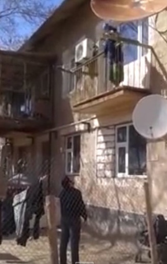 ช็อก แม่ขี้เกียจลงบันได จับลูกโยนลงจากชั้น 2 ให้พ่อรอรับด้านล่าง ช็อก แม่ขี้เกียจลงบันได จับลูกโยนลงจากชั้น 2 ให้พ่อรอรับด้านล่าง