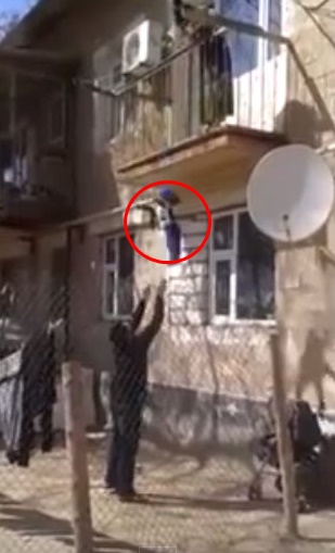 ช็อก แม่ขี้เกียจลงบันได จับลูกโยนลงจากชั้น 2 ให้พ่อรอรับด้านล่าง ช็อก แม่ขี้เกียจลงบันได จับลูกโยนลงจากชั้น 2 ให้พ่อรอรับด้านล่าง