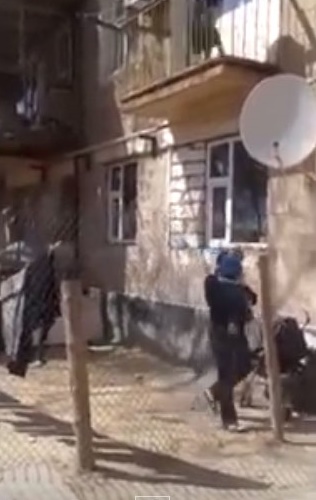 ช็อก แม่ขี้เกียจลงบันได จับลูกโยนลงจากชั้น 2 ให้พ่อรอรับด้านล่าง ช็อก แม่ขี้เกียจลงบันได จับลูกโยนลงจากชั้น 2 ให้พ่อรอรับด้านล่าง