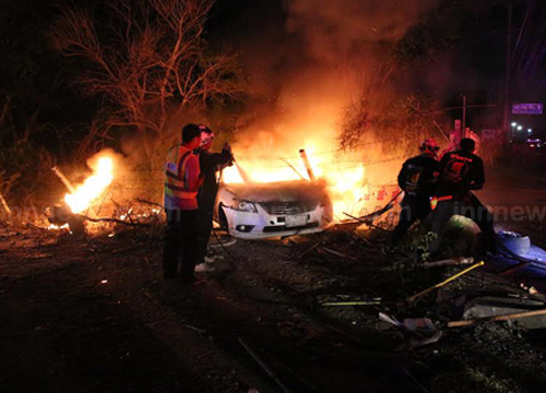 ชื่นชม หนุ่มฮีโร่ลุยช่วยสาวรอดหวุดหวิด หลังขับรถชนเสาจนไฟลุก ชื่นชม หนุ่มฮีโร่ลุยช่วยสาวรอดหวุดหวิด หลังขับรถชนเสาจนไฟลุก