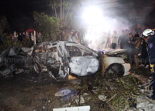 ชื่นชม หนุ่มฮีโร่ลุยช่วยสาวรอดหวุดหวิด หลังขับรถชนเสาจนไฟลุก ชื่นชม หนุ่มฮีโร่ลุยช่วยสาวรอดหวุดหวิด หลังขับรถชนเสาจนไฟลุก