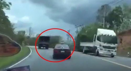 คลิปทหารขับปาดรถตำรวจราชสำนัก คลิปทหารขับปาดรถตำรวจราชสำนัก