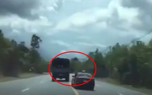 คลิปทหารขับปาดรถตำรวจราชสำนัก คลิปทหารขับปาดรถตำรวจราชสำนัก