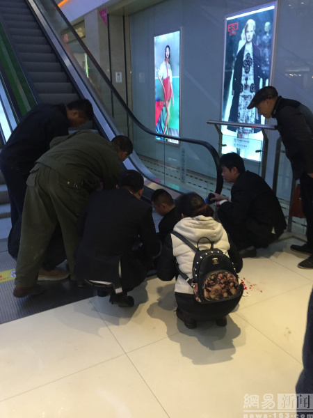 เด็ก 2 ขวบตกบันไดเลื่อน เด็ก 2 ขวบตกบันไดเลื่อน