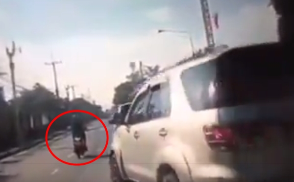 คนขับรถถอยเหยียบมอเตอร์ไซค์ซ้ำ คนขับรถถอยเหยียบมอเตอร์ไซค์ซ้ำ