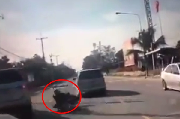 คนขับรถถอยเหยียบมอเตอร์ไซค์ซ้ำ คนขับรถถอยเหยียบมอเตอร์ไซค์ซ้ำ