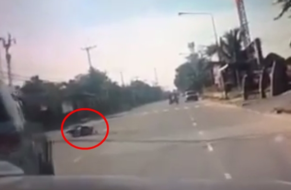 คนขับรถถอยเหยียบมอเตอร์ไซค์ซ้ำ คนขับรถถอยเหยียบมอเตอร์ไซค์ซ้ำ