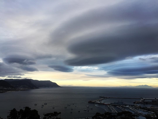 เมฆประหลาดคล้าย UFO เมฆประหลาดคล้าย UFO