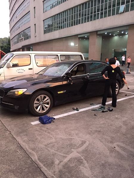 เมียแค้นหนักจับได้ผัวมีชู้ เอาค้อนกระหน่ำทุบรถ BMW เมียแค้นหนักจับได้ผัวมีชู้ เอาค้อนกระหน่ำทุบรถ BMW