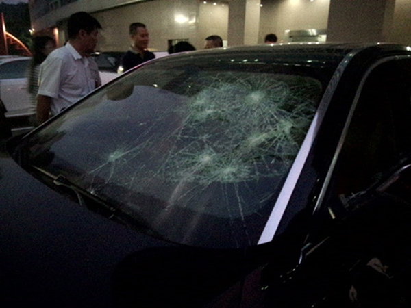 เมียแค้นหนักจับได้ผัวมีชู้ เอาค้อนกระหน่ำทุบรถ BMW เมียแค้นหนักจับได้ผัวมีชู้ เอาค้อนกระหน่ำทุบรถ BMW