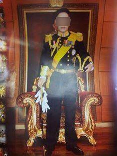 ร่างทรง เสด็จเตี่ย แจงชุดที่ใส่ ลูกศิษย์นำมาถวายเพื่อแก้บน ร่างทรง เสด็จเตี่ย แจงชุดที่ใส่ ลูกศิษย์นำมาถวายเพื่อแก้บน