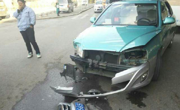 แท็กซี่ปล่อยโฮกลางถนน ขับชนรถหรูมาเซราติ เงินประกันไม่พอจ่าย แท็กซี่ปล่อยโฮกลางถนน ขับชนรถหรูมาเซราติ เงินประกันไม่พอจ่าย