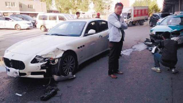 แท็กซี่ปล่อยโฮกลางถนน ขับชนรถหรูมาเซราติ เงินประกันไม่พอจ่าย แท็กซี่ปล่อยโฮกลางถนน ขับชนรถหรูมาเซราติ เงินประกันไม่พอจ่าย