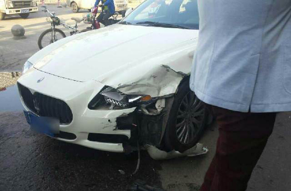 แท็กซี่ปล่อยโฮกลางถนน ขับชนรถหรูมาเซราติ เงินประกันไม่พอจ่าย แท็กซี่ปล่อยโฮกลางถนน ขับชนรถหรูมาเซราติ เงินประกันไม่พอจ่าย