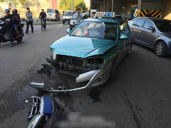 แท็กซี่ปล่อยโฮกลางถนน ขับชนรถหรูมาเซราติ เงินประกันไม่พอจ่าย แท็กซี่ปล่อยโฮกลางถนน ขับชนรถหรูมาเซราติ เงินประกันไม่พอจ่าย