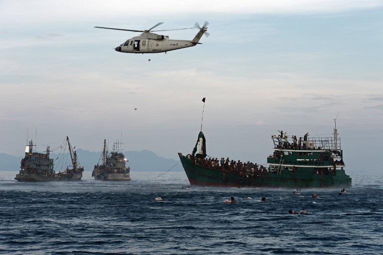 ภาพสุดเศร้า โรฮีนจากระโดดลงสู่ทะเล เก็บอาหารที่ไทยส่งช่วยเหลือ ภาพสุดเศร้า โรฮีนจากระโดดลงสู่ทะเล เก็บอาหารที่ไทยส่งช่วยเหลือ