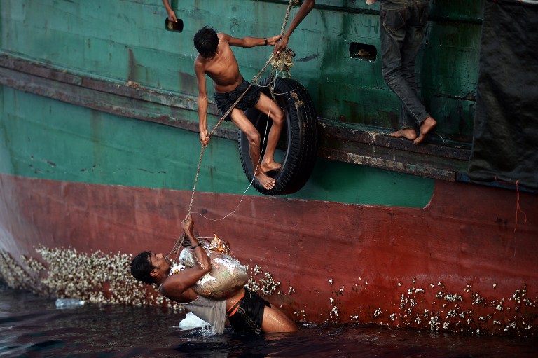 ภาพสุดเศร้า โรฮีนจากระโดดลงสู่ทะเล เก็บอาหารที่ไทยส่งช่วยเหลือ ภาพสุดเศร้า โรฮีนจากระโดดลงสู่ทะเล เก็บอาหารที่ไทยส่งช่วยเหลือ