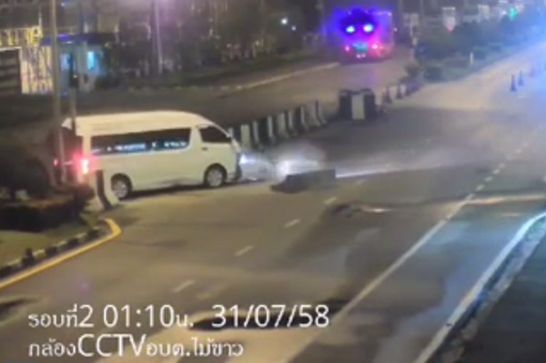 รถตู้ขับชนแบริเออร์ รถตู้ขับชนแบริเออร์