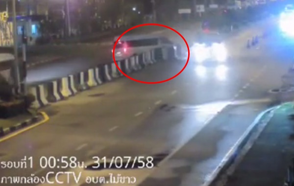 รถตู้ขับชนแบริเออร์ รถตู้ขับชนแบริเออร์