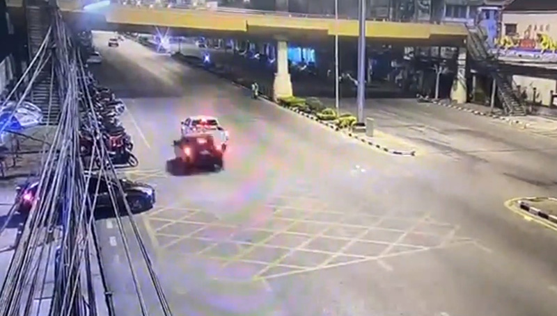 เก๋งซิ่งชนท้ายกระบะ เก๋งซิ่งชนท้ายกระบะ