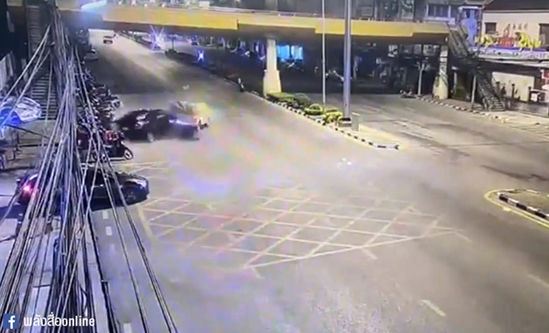 เก๋งซิ่งชนท้ายกระบะ เก๋งซิ่งชนท้ายกระบะ