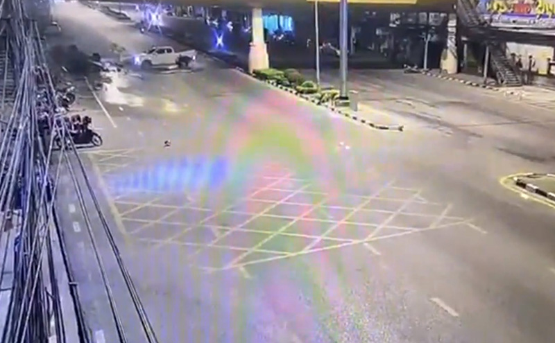 เก๋งซิ่งชนท้ายกระบะ เก๋งซิ่งชนท้ายกระบะ