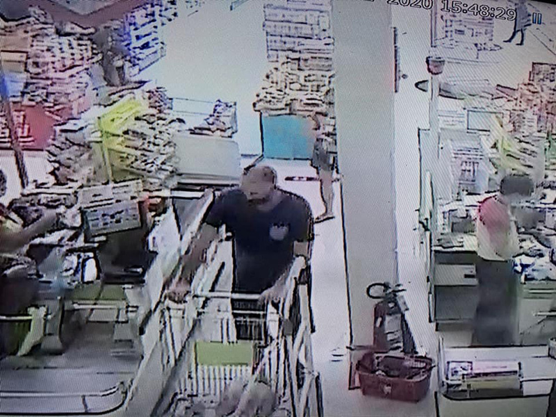 ชายฝรั่งเตะทำร้ายกลางห้าง ชายฝรั่งเตะทำร้ายกลางห้าง