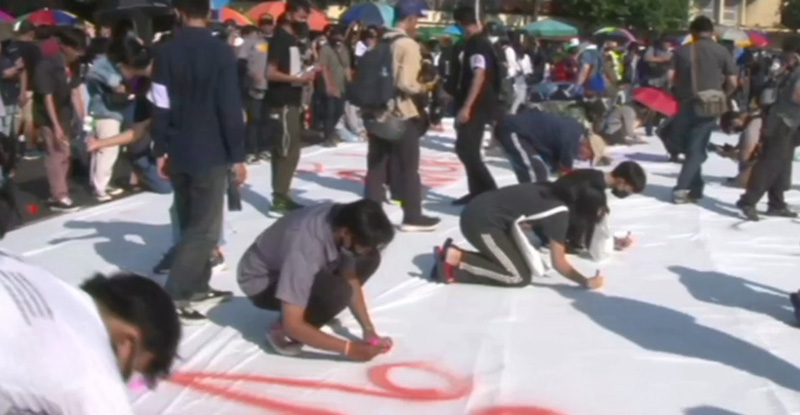 ผู้ชุมนุมเขียนอนาคต ผู้ชุมนุมเขียนอนาคต