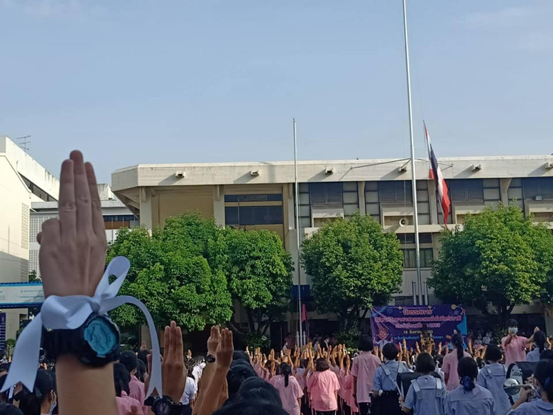 ภาพข่าว นักเรียนชู 3 นิ้ว ภาพข่าว นักเรียนชู 3 นิ้ว