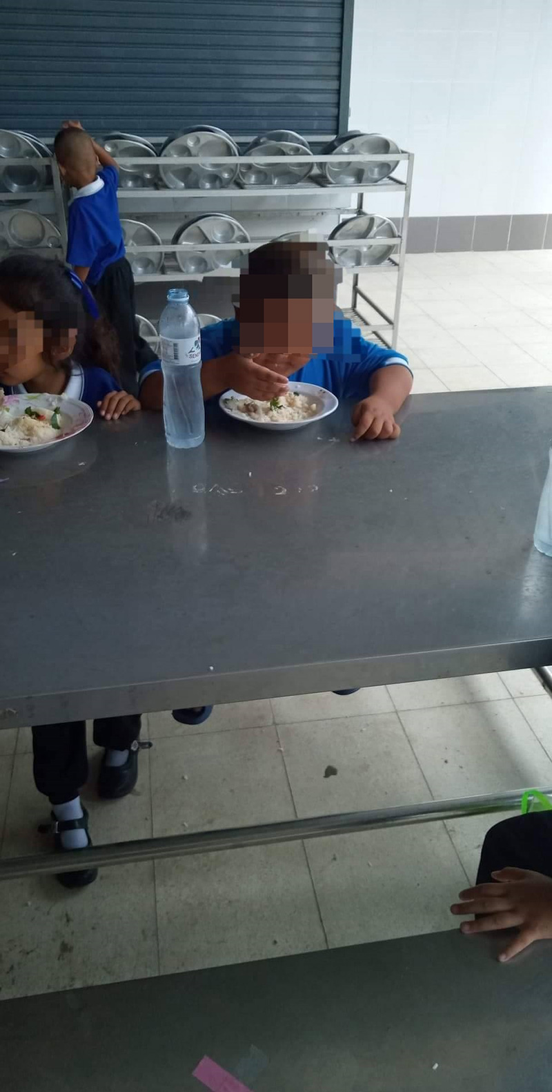 เด็กใช้มือกินข้าว เด็กใช้มือกินข้าว