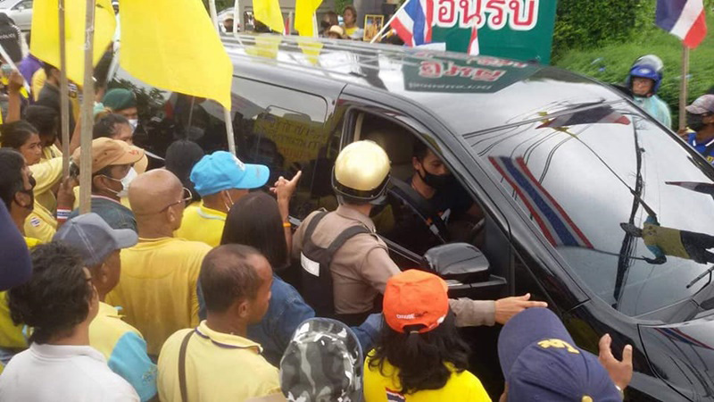 เสื้อเหลืองล้อมรถ เสื้อเหลืองล้อมรถ