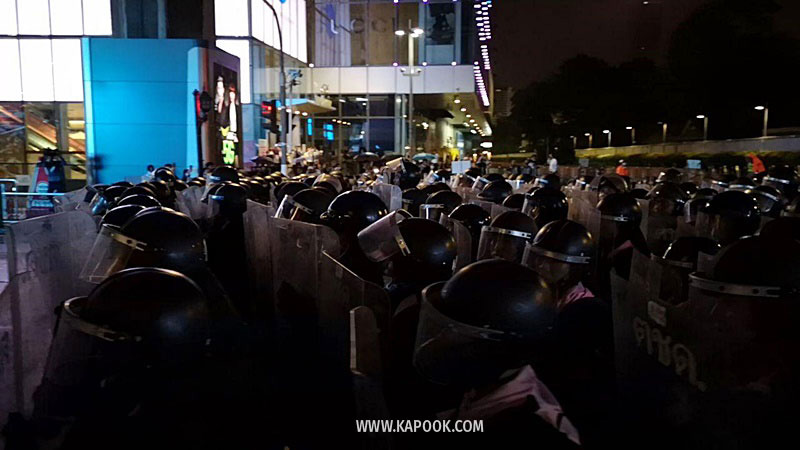 ม็อบ ม็อบ