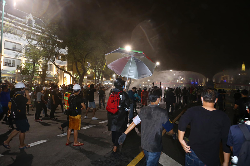 ฉีดน้ำแรงดันสูงใส่กลุ่มผู้ชุมนุม ฉีดน้ำแรงดันสูงใส่กลุ่มผู้ชุมนุม