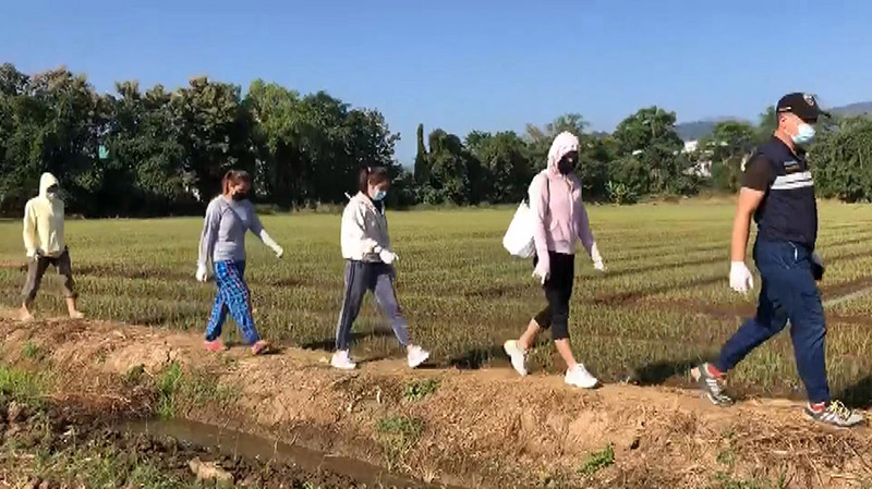 สกัดจับ 8 คนไทย สกัดจับ 8 คนไทย