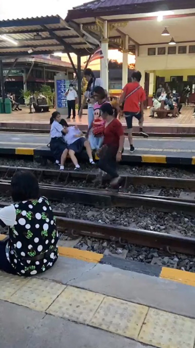 ป้าตบหน้านักเรียนหญิง ป้าตบหน้านักเรียนหญิง