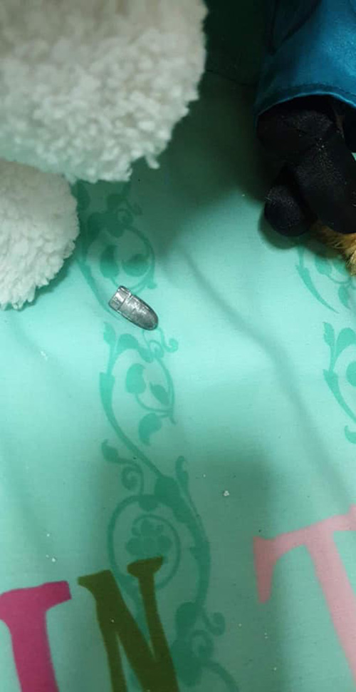 กระสุนปริศนาเจาะหลังคาบ้าน กระสุนปริศนาเจาะหลังคาบ้าน