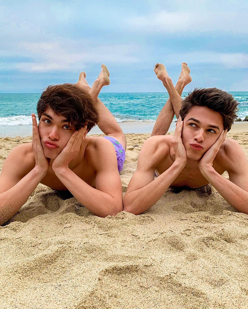 แฝดหนุ่ม แฝดหนุ่ม