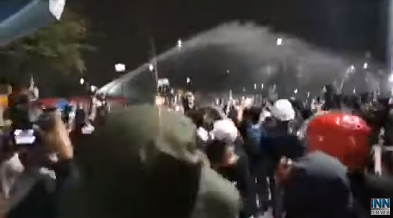 ฉีดน้ำแรงดันสูงใส่กลุ่มผู้ชุมนุม ฉีดน้ำแรงดันสูงใส่กลุ่มผู้ชุมนุม