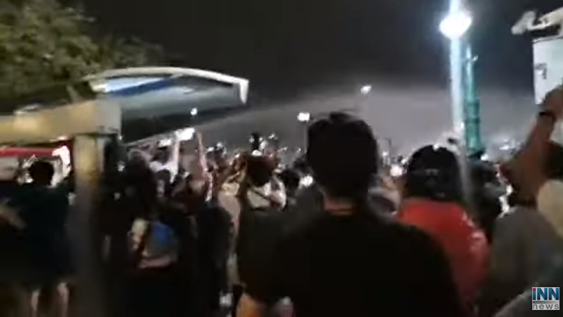 ฉีดน้ำแรงดันสูงใส่กลุ่มผู้ชุมนุม ฉีดน้ำแรงดันสูงใส่กลุ่มผู้ชุมนุม