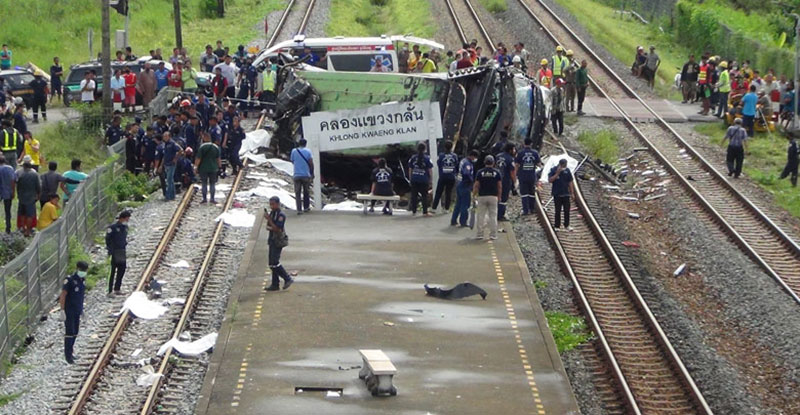 รถไฟชนรถบัส รถไฟชนรถบัส