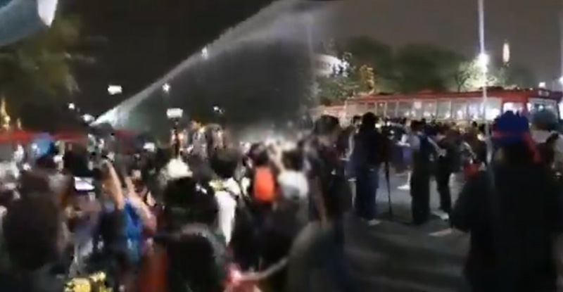 ฉีดน้ำแรงดันสูงใส่กลุ่มผู้ชุมนุม ฉีดน้ำแรงดันสูงใส่กลุ่มผู้ชุมนุม