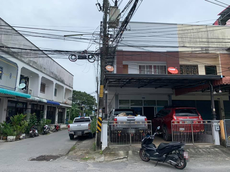 จอดรถข้างกำแพงบ้าน จอดรถข้างกำแพงบ้าน