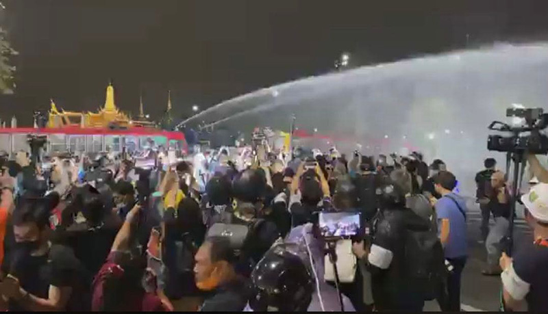 ฉีดน้ำแรงดันสูงใส่กลุ่มผู้ชุมนุม ฉีดน้ำแรงดันสูงใส่กลุ่มผู้ชุมนุม