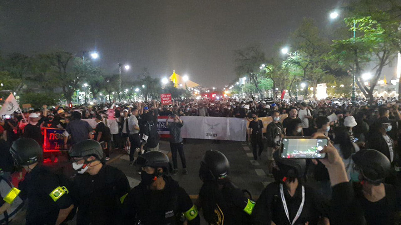 ฉีดน้ำแรงดันสูงใส่กลุ่มผู้ชุมนุม ฉีดน้ำแรงดันสูงใส่กลุ่มผู้ชุมนุม