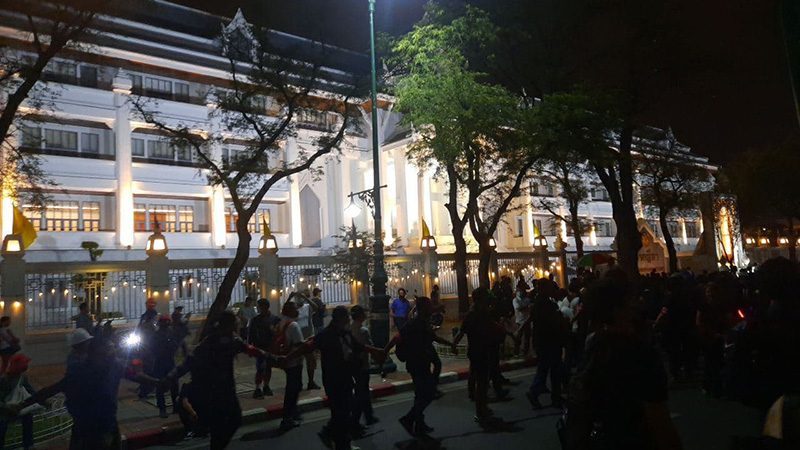 ฉีดน้ำแรงดันสูงใส่กลุ่มผู้ชุมนุม ฉีดน้ำแรงดันสูงใส่กลุ่มผู้ชุมนุม