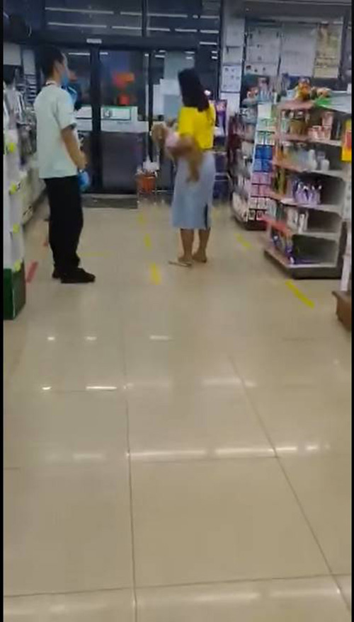 สาวอุ้มหมาด่าพนักงานเซเว่น สาวอุ้มหมาด่าพนักงานเซเว่น