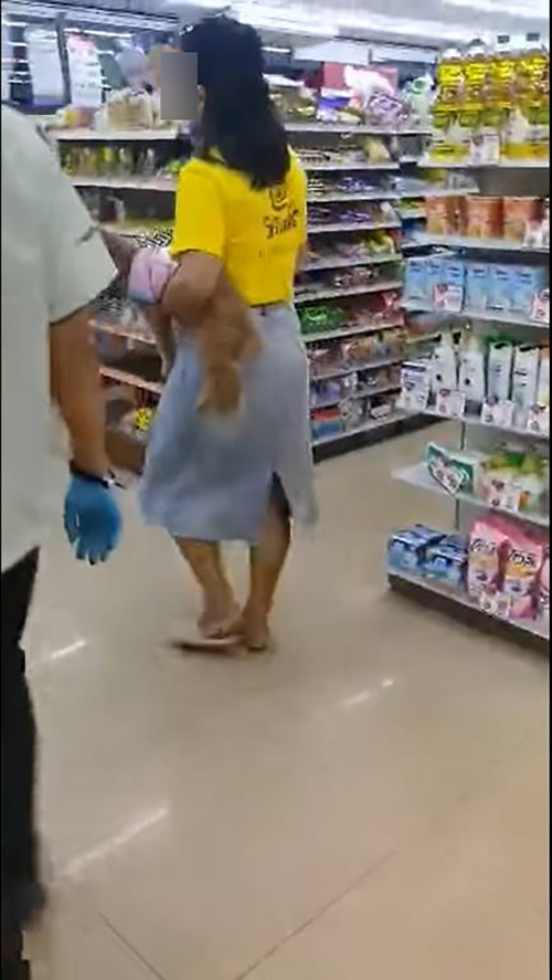 หญิงอุ้มหมาเข้าเซเว่น หญิงอุ้มหมาเข้าเซเว่น