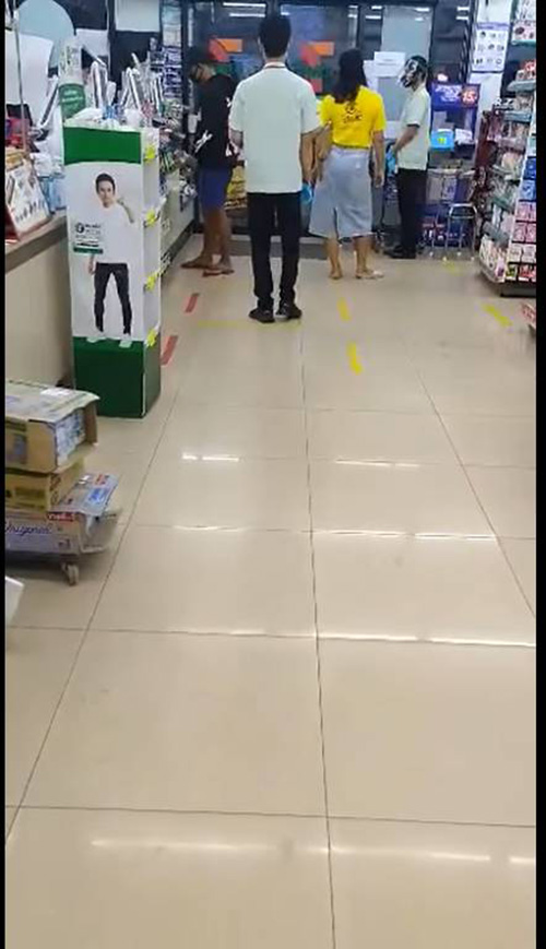 หญิงอุ้มหมาเข้าเซเว่น หญิงอุ้มหมาเข้าเซเว่น