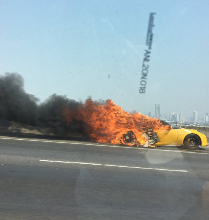 ไฟไหม้ซูเปอร์คาร์สุดหรู ไฟไหม้ซูเปอร์คาร์สุดหรู